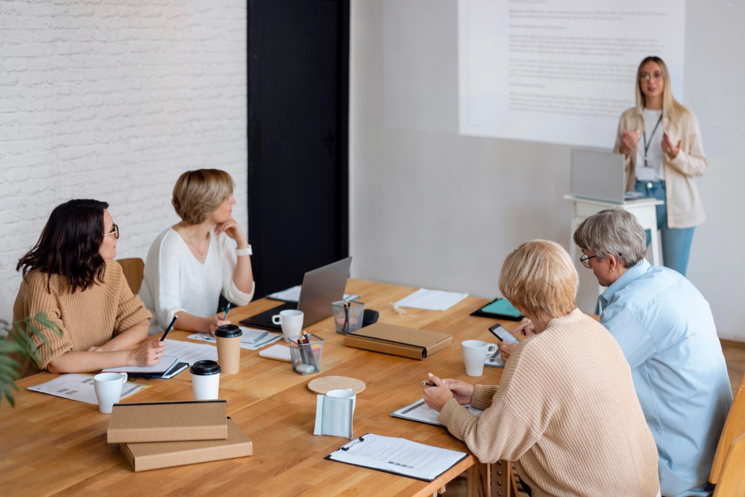 Medium Shot Woman Leading Business Meeting